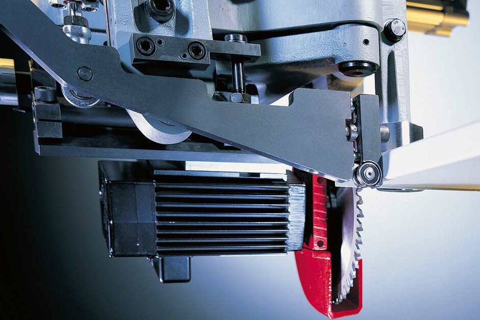 Sägekopf einer Holzbearbeitungsmaschine. Sichtbar ist der Servomotor und das Sägeblatt