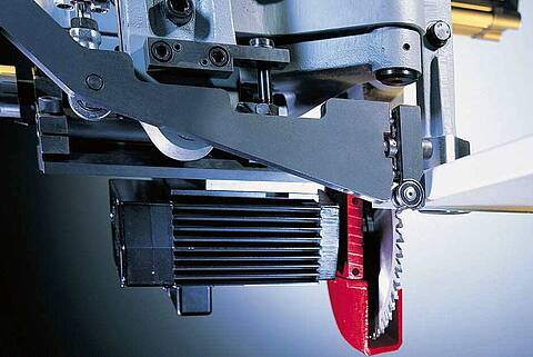 Sägekopf einer Holzbearbeitungsmaschine. Sichtbar ist der Servomotor und das Sägeblatt