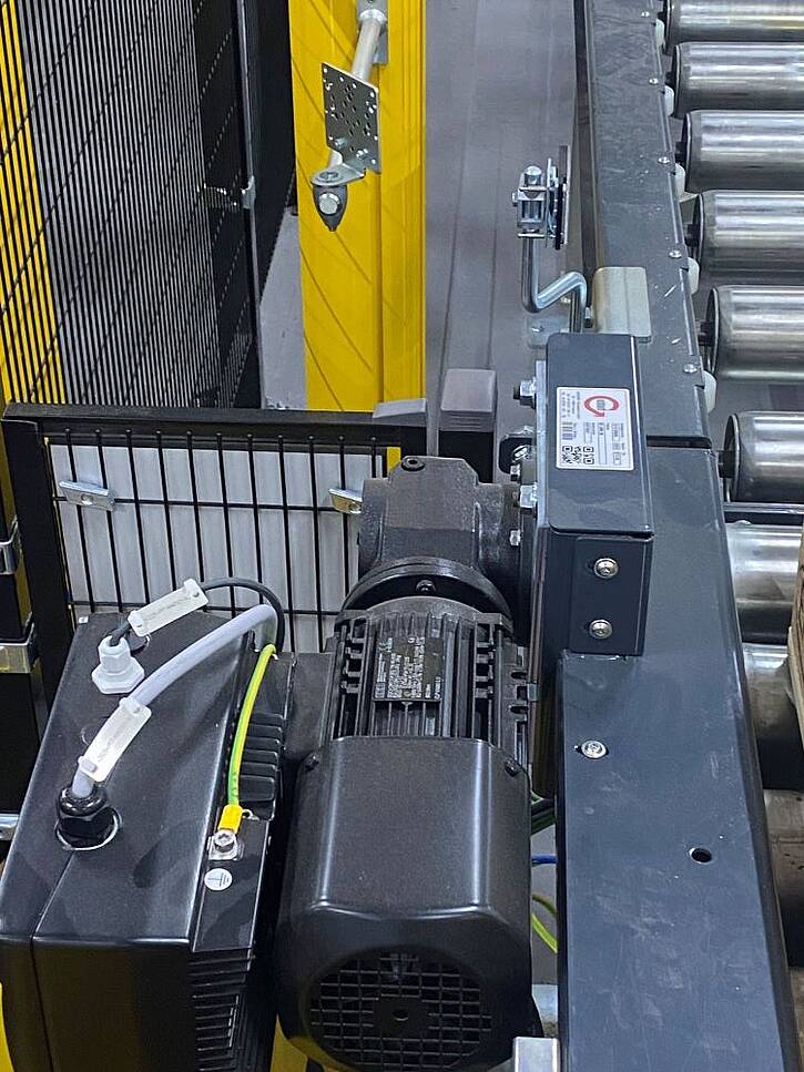 Helical worm gear unit in a warehouse at a conveyor system. The motor has an integrated frequency inverter
