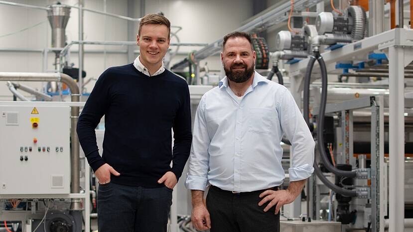KEB colleagues Tim Aufderheide and Tobias Feeß in the machine hall of Diamat Maschinenbau