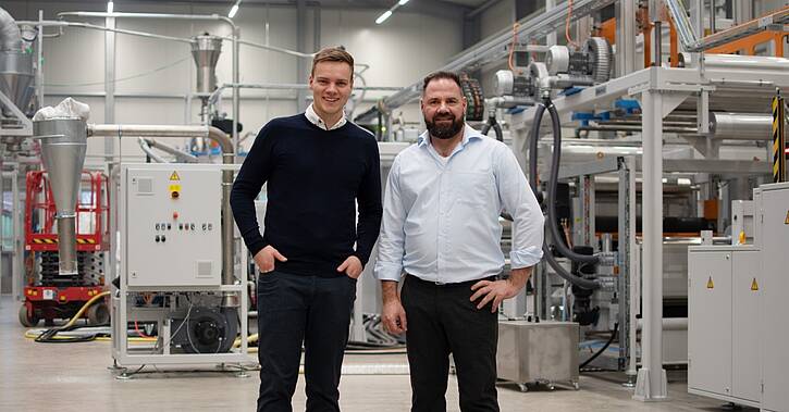 KEB colleagues Tim Aufderheide and Tobias Feeß in the machine hall of Diamat Maschinenbau