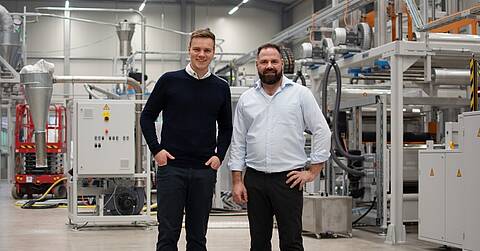 KEB colleagues Tim Aufderheide and Tobias Feeß in the machine hall of Diamat Maschinenbau