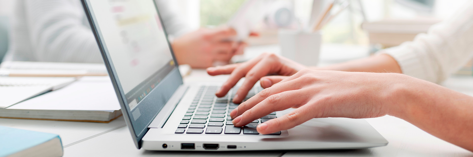 Fingertippen auf einer Laptop-Tastatur