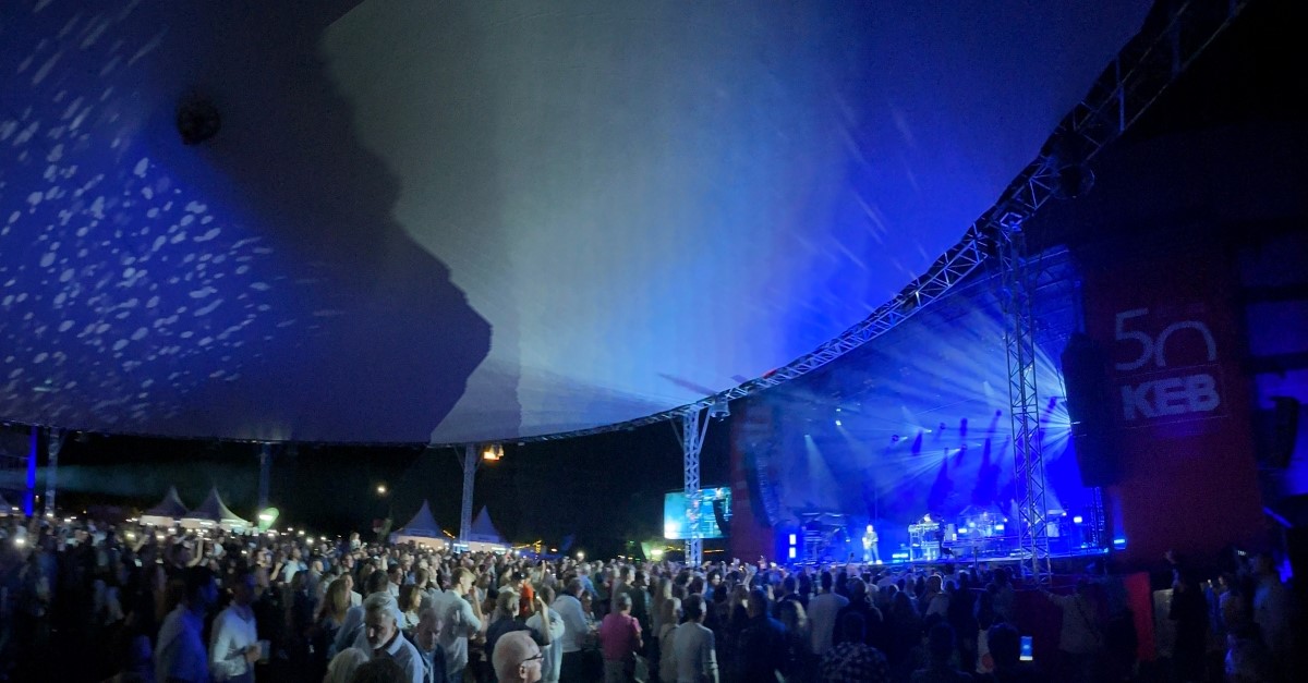 Panoramaaufnahme der Hauptbühne und des Publikums beim Konzert von Max Giesinger anlässlich des 50-jährigen Firmenjubiläums der KEB Automation in Barntrup