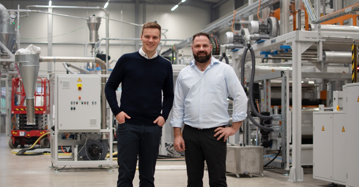 KEB Mitarbeiter Tim Aufderheide und Tobias Feeß in einer Maschinenhalle