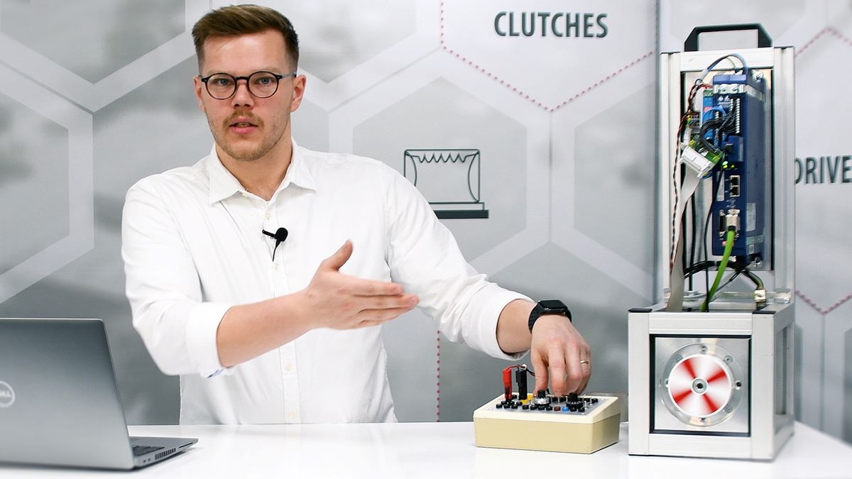 Jonas Kröker, Produkttrainer bei KEB Automation, erklärt praxisnah, wie man in der KEB Engineering Software COMBIVIS optimal mit Rezepten arbeitet