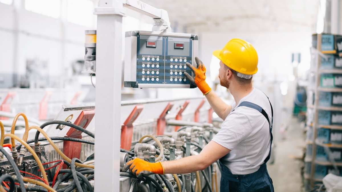 Maschinenführer mit Schutzhelm bei der Arbeit