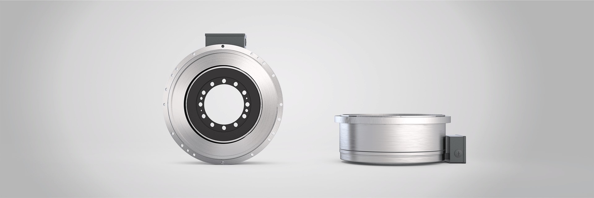 Ein High-Torque Motor der Baureihe BT, hergestellt von Brusatori, aus 2 verschiedenen Winkeln auf grauem Hintergrund
